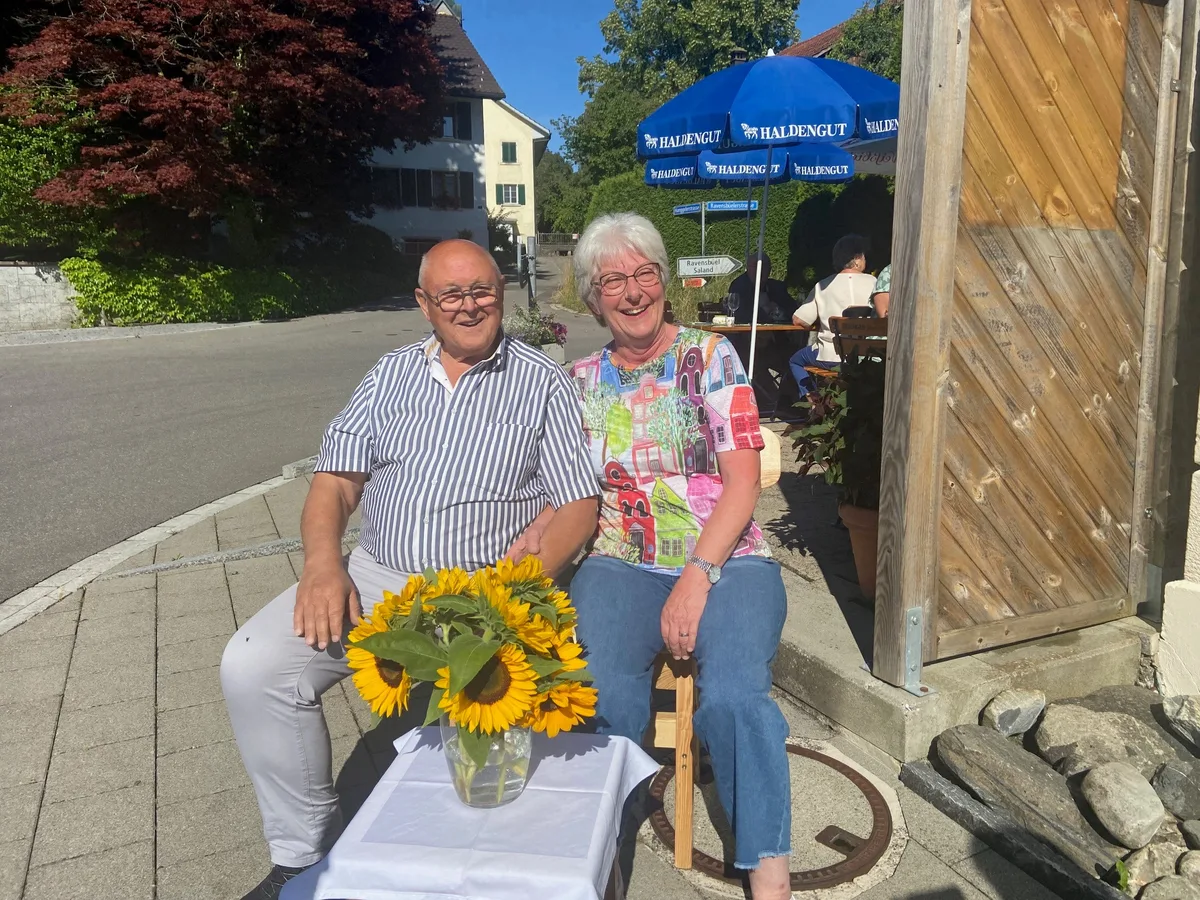 Hardy und Myrtha Bachmann vor dem Restaurant Eintracht in Hermatswil.